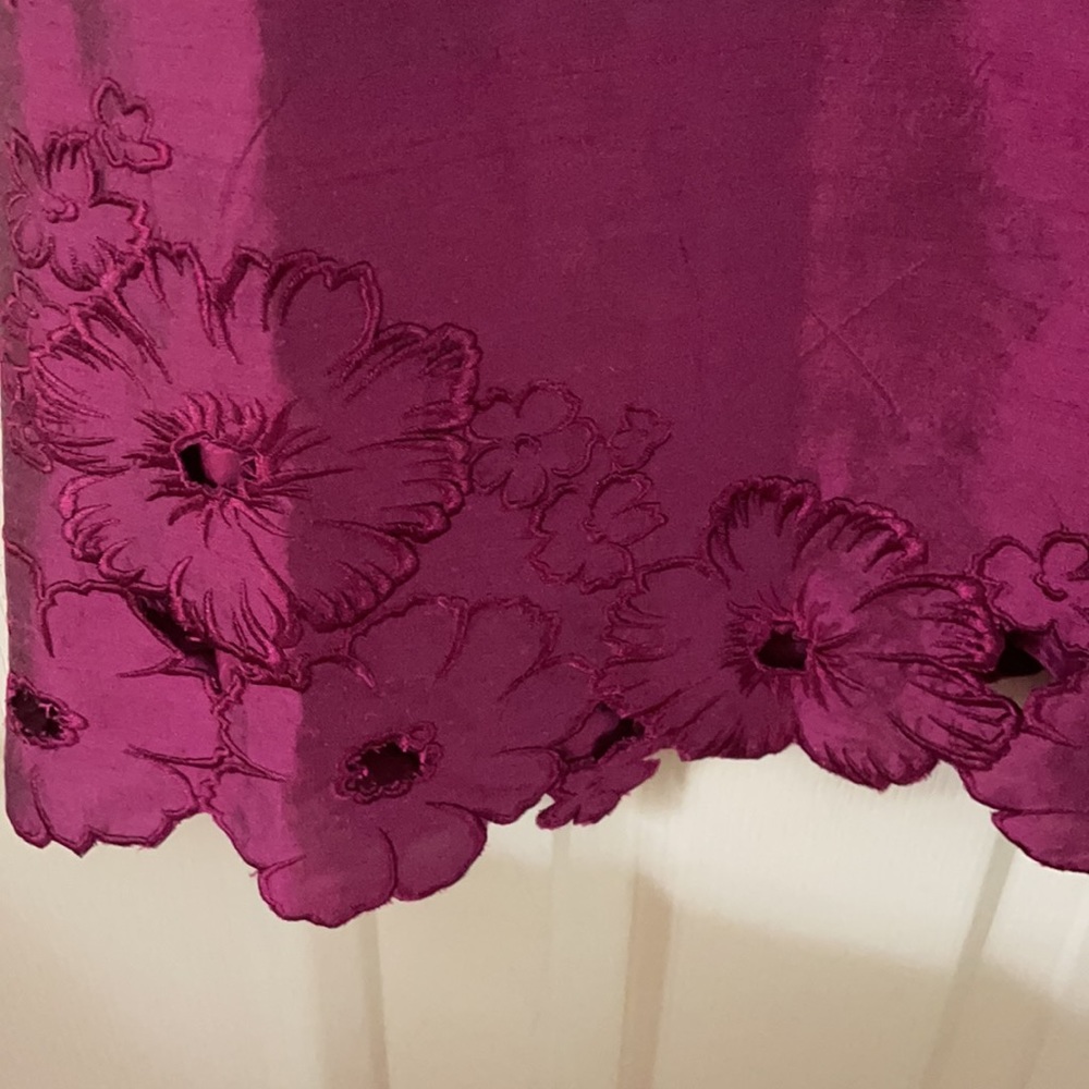 ADRIANNA PAPELL Embroidered V- Neckline and hem. - Picture 3 of 5